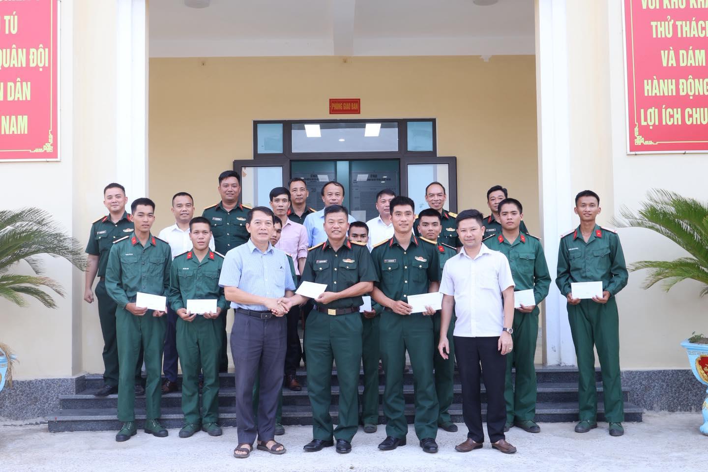 Lãnh đạo xã Bến Quan thăm, động viên tân binh đang huấn luyện tại đơn vị