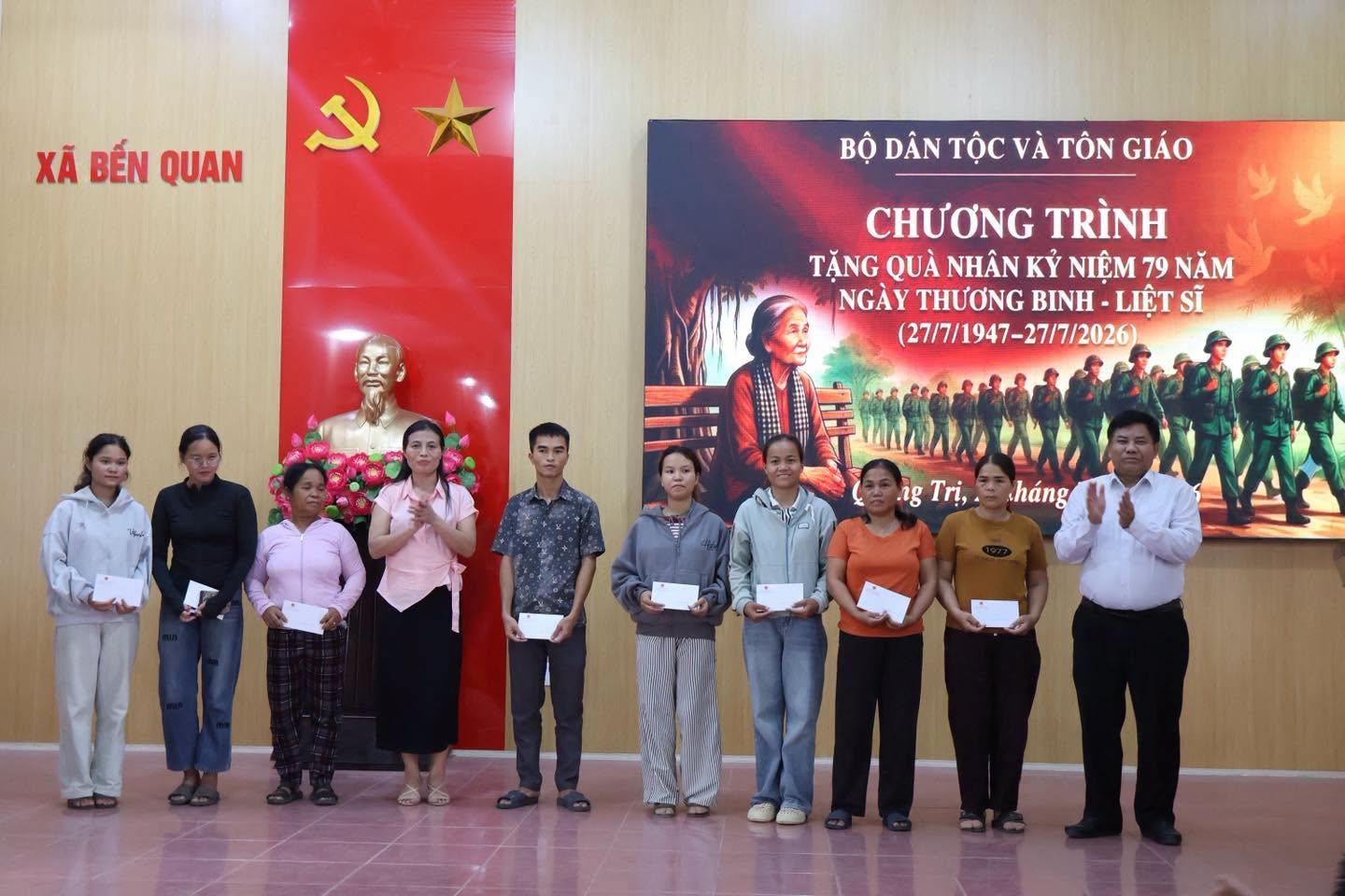 ĐOÀN CÔNG TÁC BỘ DÂN TỘC VÀ TÔN GIÁO THĂM, TẶNG QUÀ NGƯỜI CÓ CÔNG VÀ ĐỒNG BÀO DÂN TỘC THIỂU SỐ TẠI XÃ BẾN QUAN