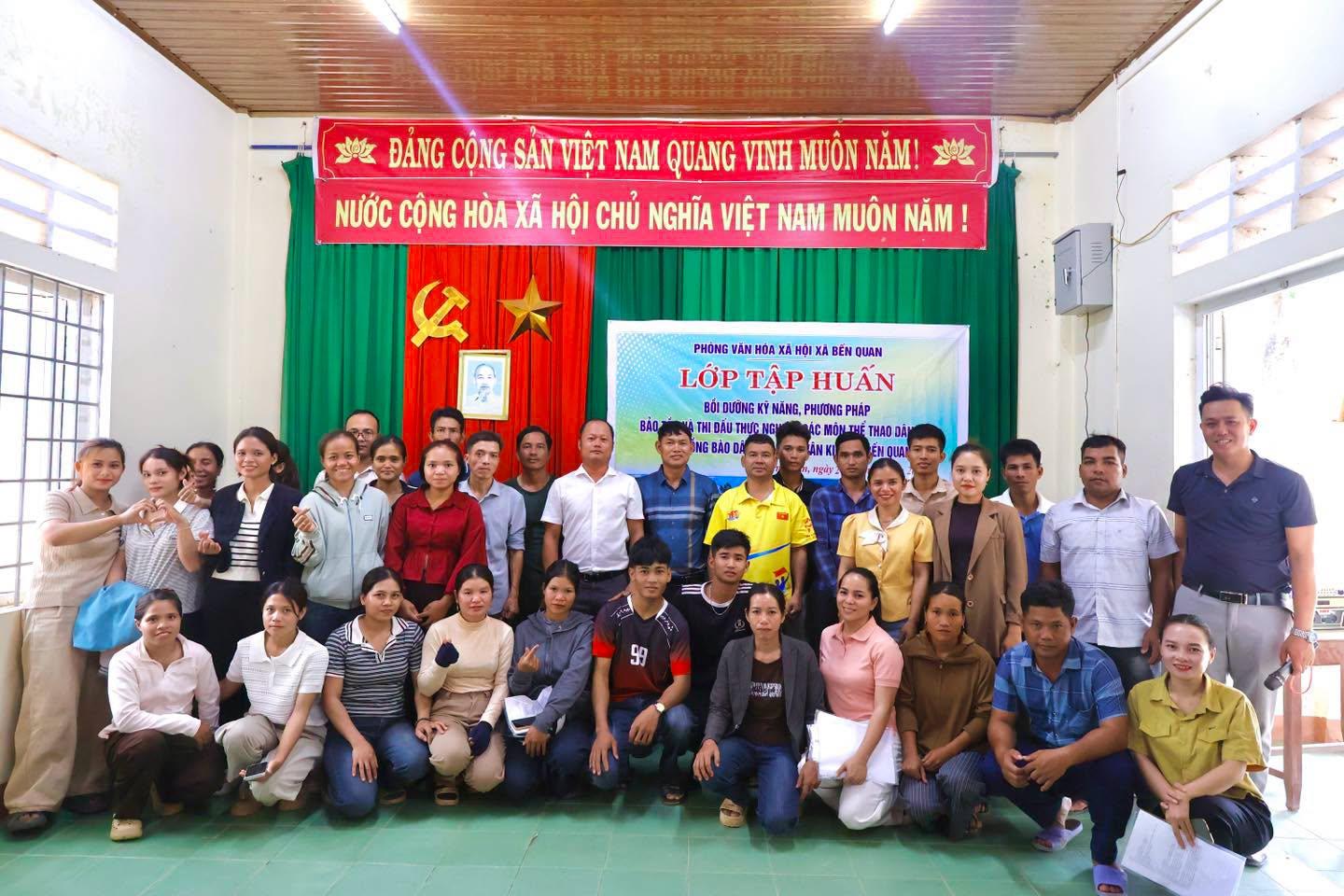 UBND XÃ BẾN QUAN TỔ CHỨC LỄ TRAO GIẤY CHỨNG NHẬN ĐĂNG KÝ KẾT HÔN CÓ YẾU TỐ NƯỚC NGOÀI