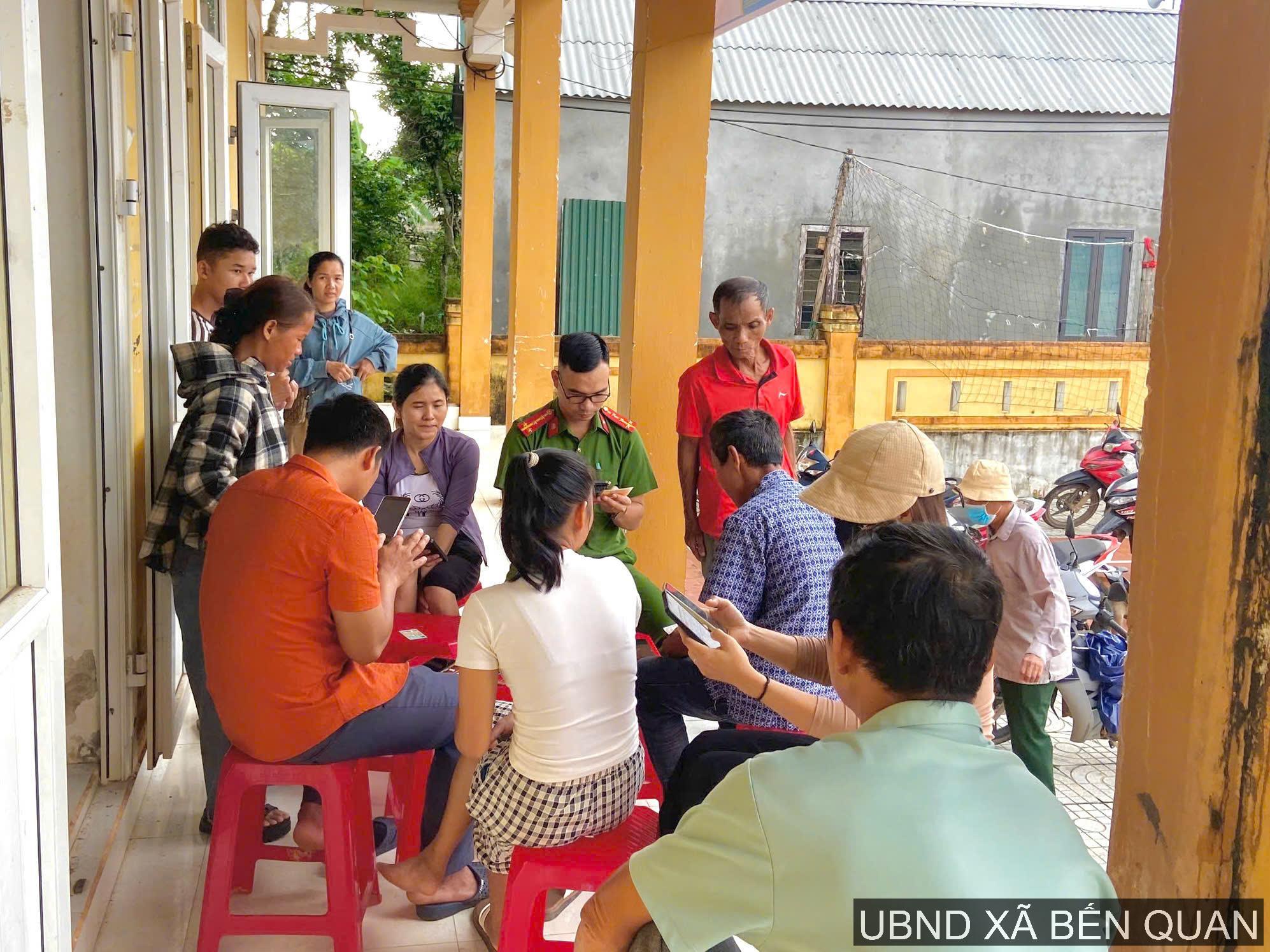 UBND XÃ BẾN QUAN: TÍCH CỰC HỖ TRỢ, HƯỚNG DẪN NGƯỜI DÂN TÍCH HỢP SỔ SỨC KHỎE ĐIỆN TỬ TRÊN ỨNG DỤNG VNeID