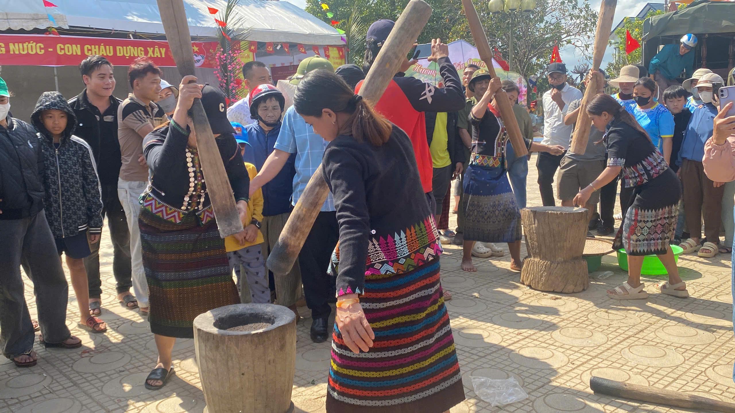 Giã gạo – hoạt động truyền thống của đồng bào Bru Vân Kiều